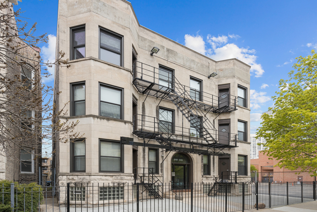 Property Photo: 848 W Sheridan Road 1F IL 60613
