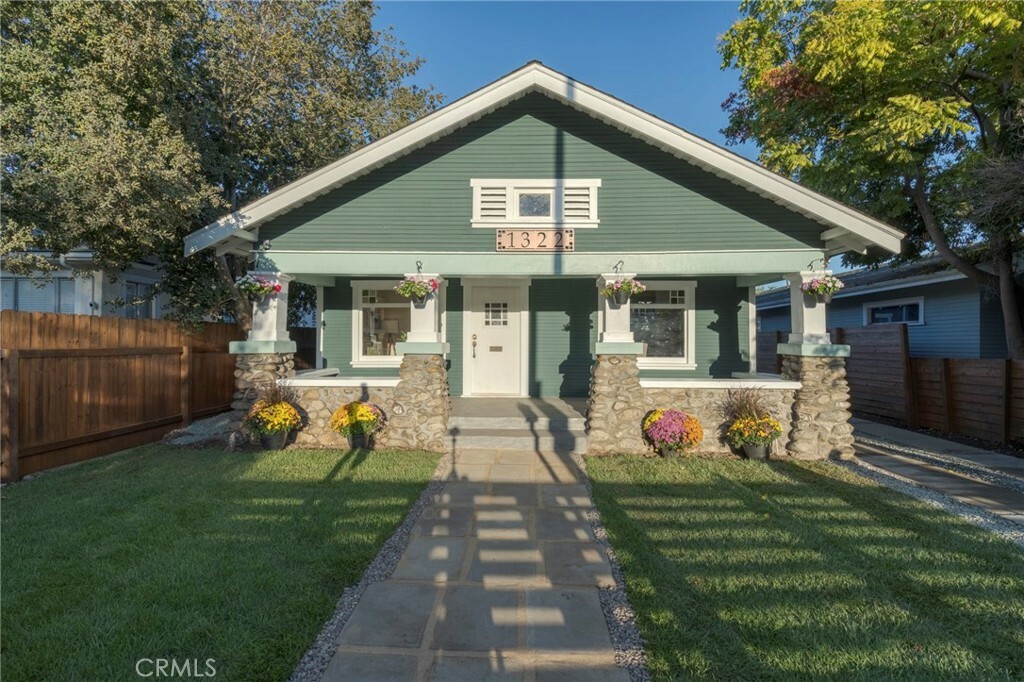 Property Photo: 1322 N June Street CA 90028