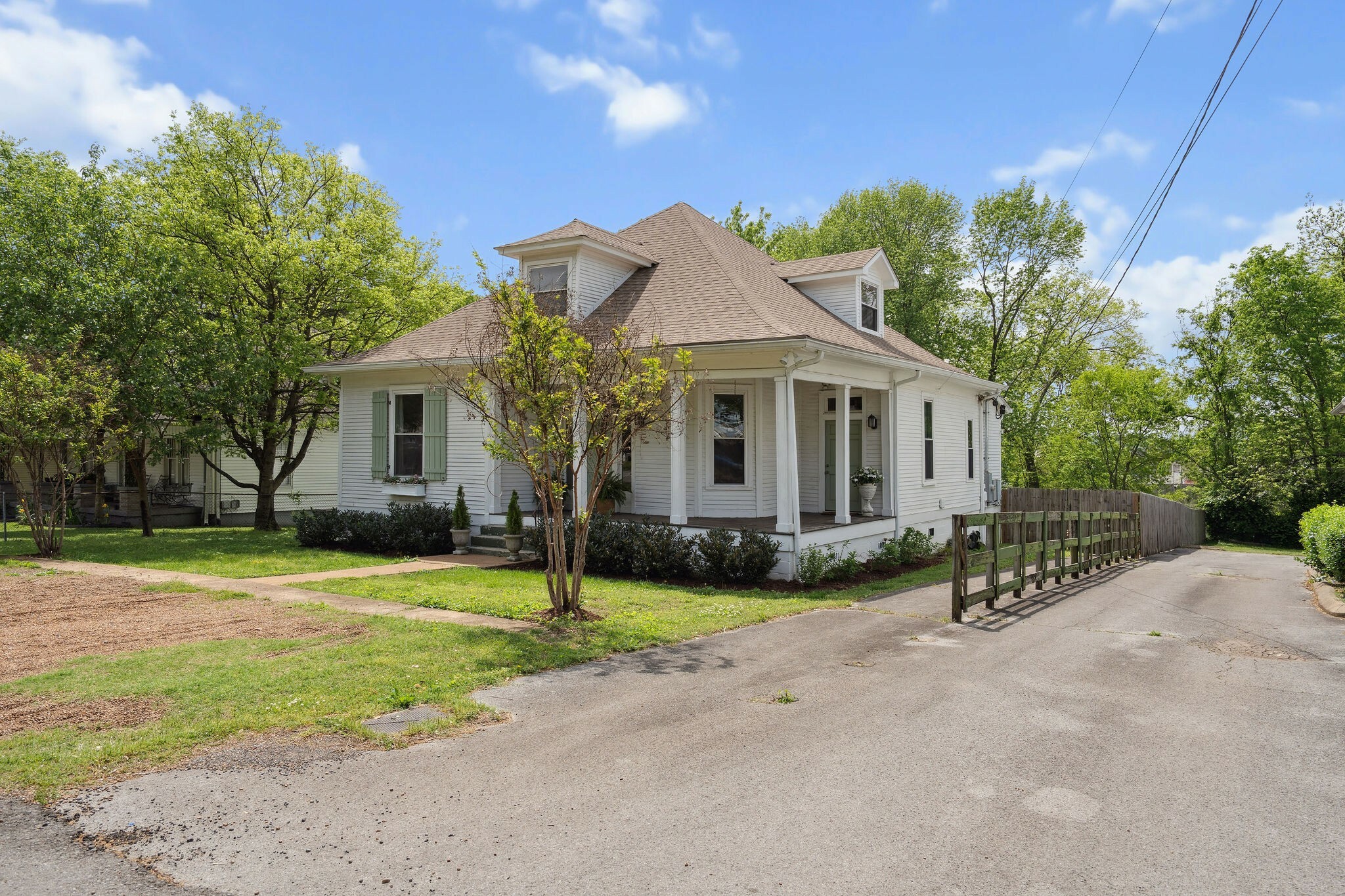 Property Photo: 321 Elberta St TN 37210