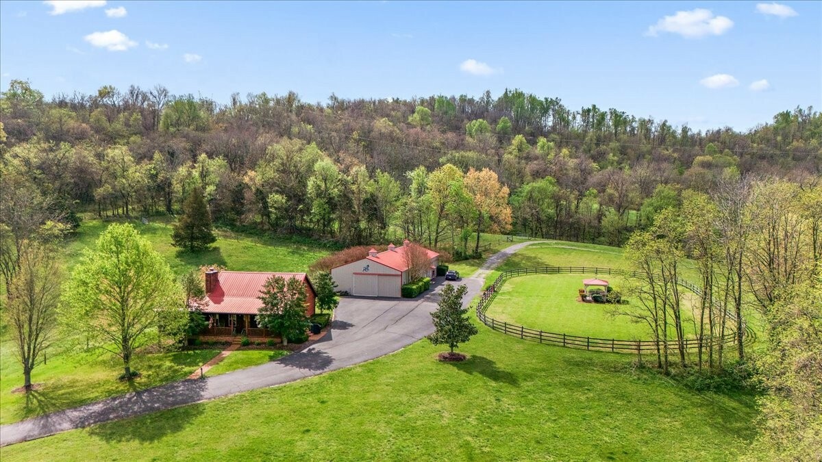Property Photo: 389 Bluestocking Hollow Rd TN 37160