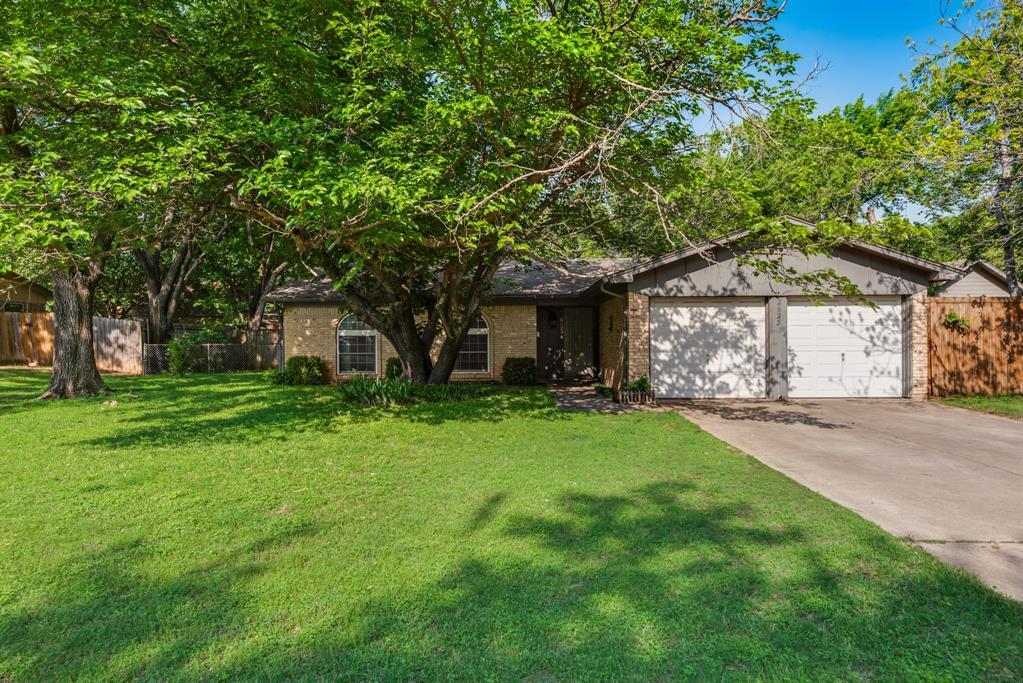 Property Photo: 2623 Mimosa Park Drive TX 76118