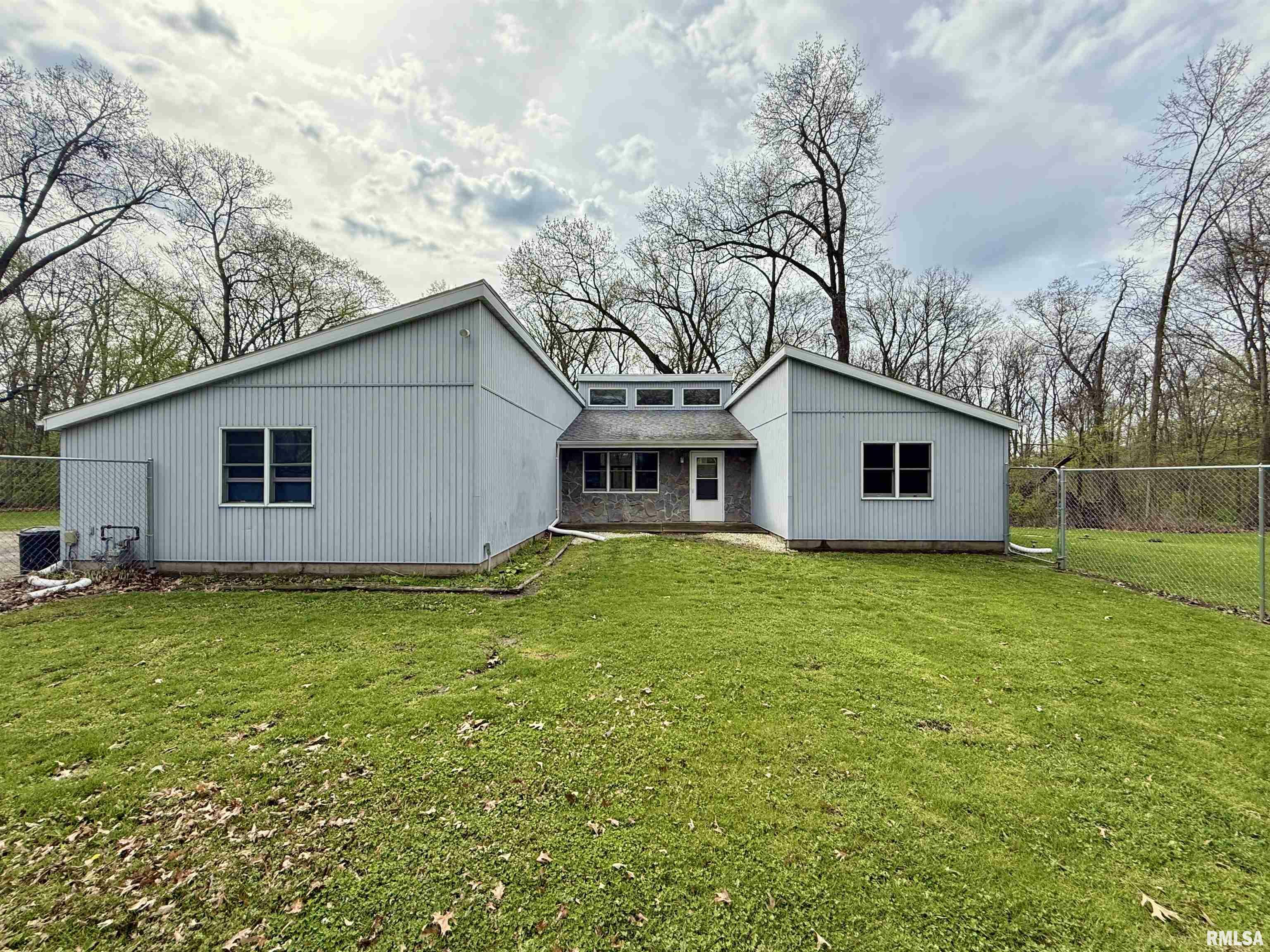 Property Photo: 568 Knox Hwy 26 IL 61401