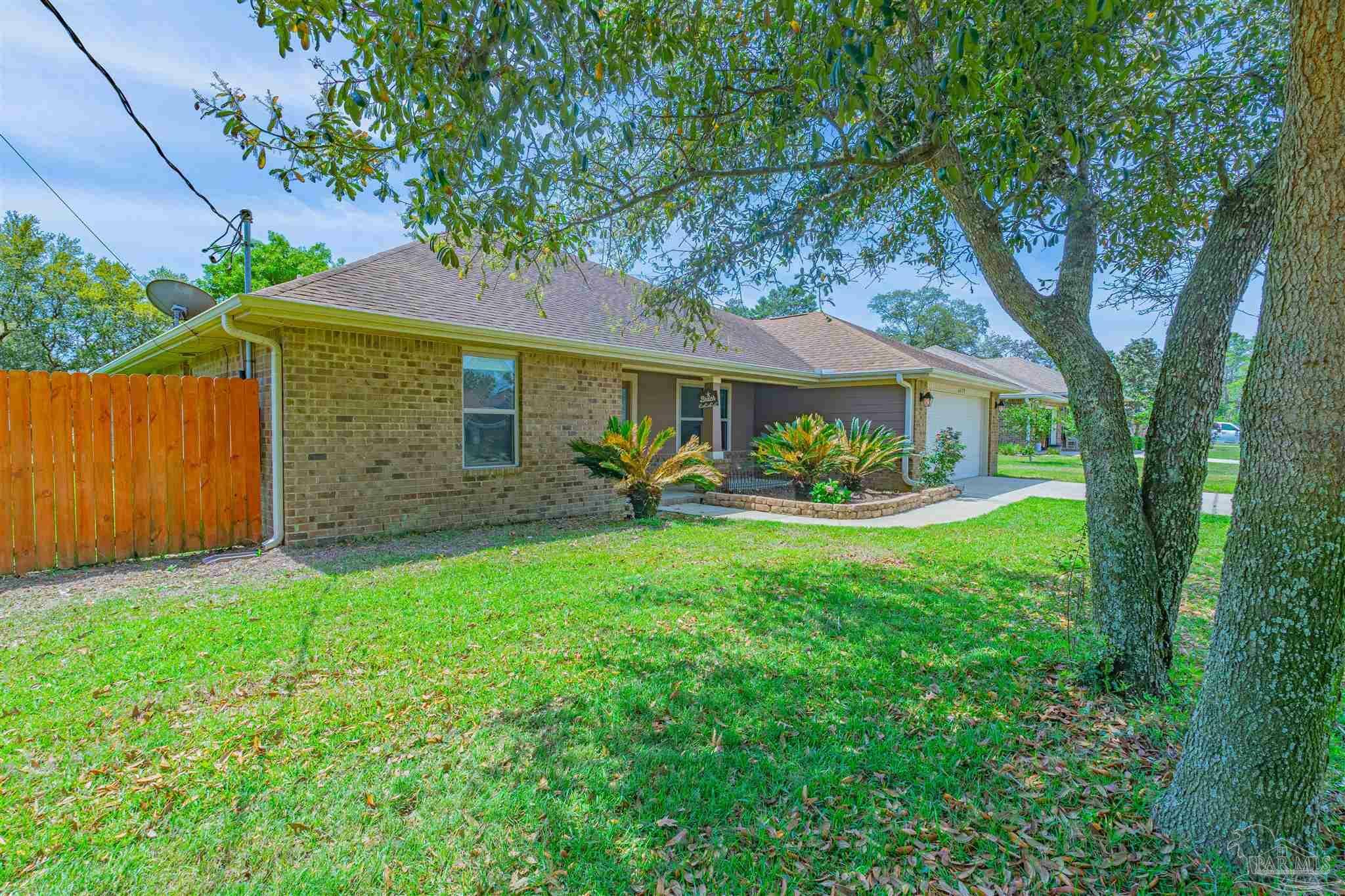 Property Photo:  6639 Castlewood St  FL 32566 