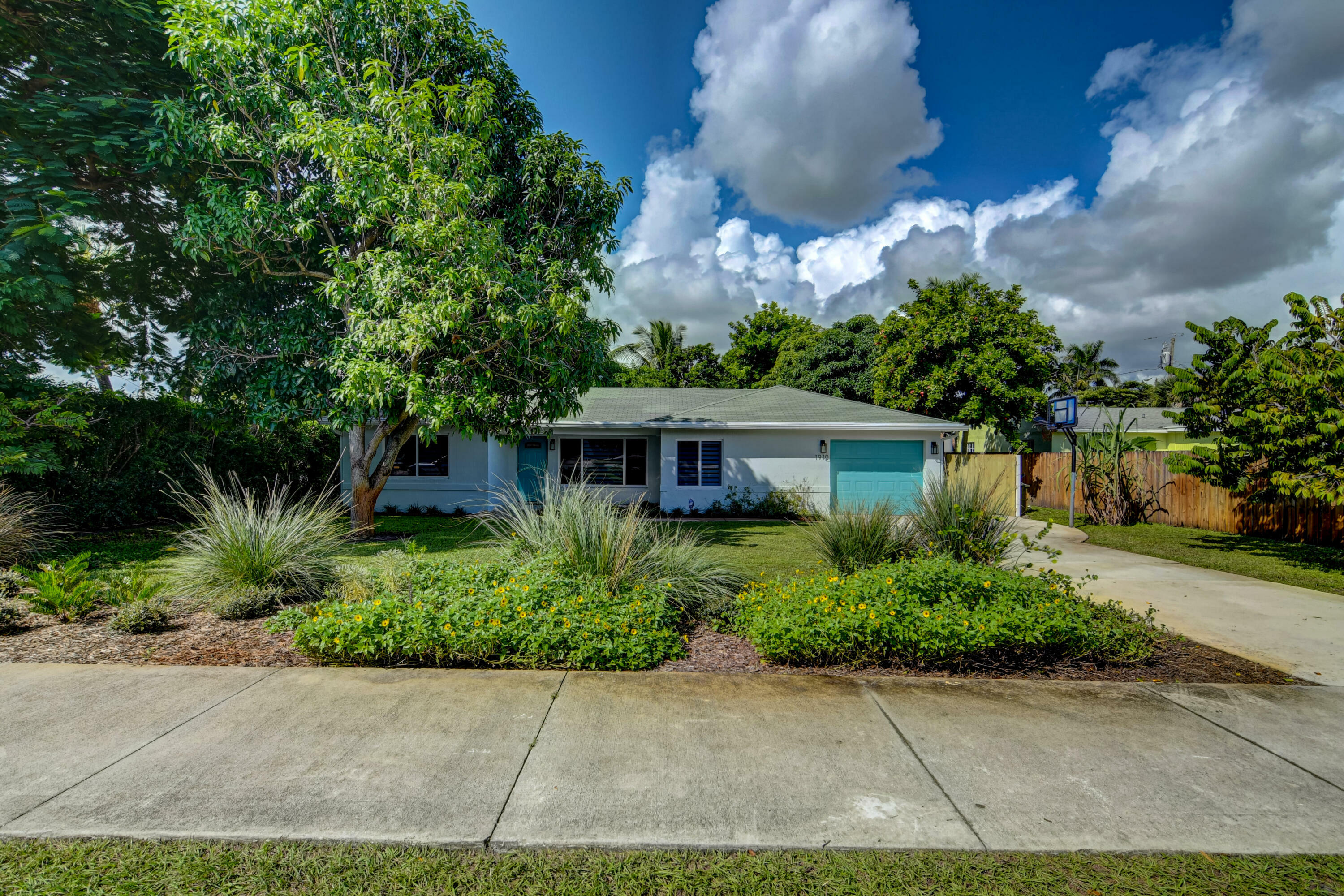 Property Photo: 1910 NE 2nd Avenue FL 33444