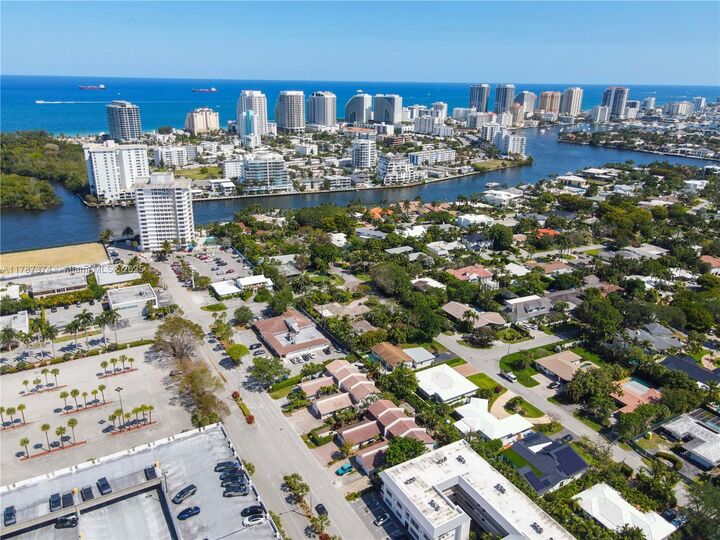Property Photo:  2520 NE 9th St  FL 33304 