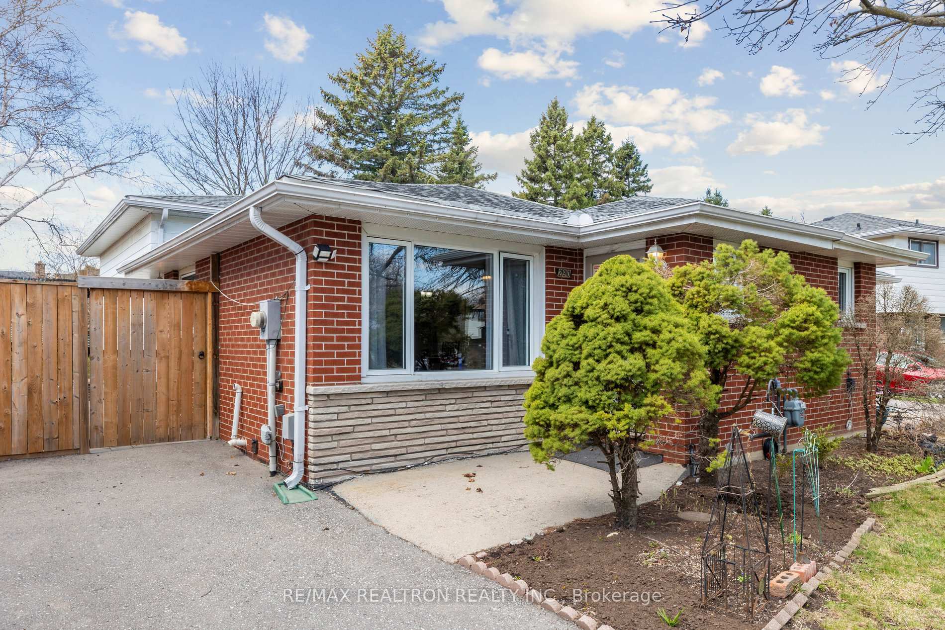 Property Photo: 290 Brighton Court ON L1G 6H6