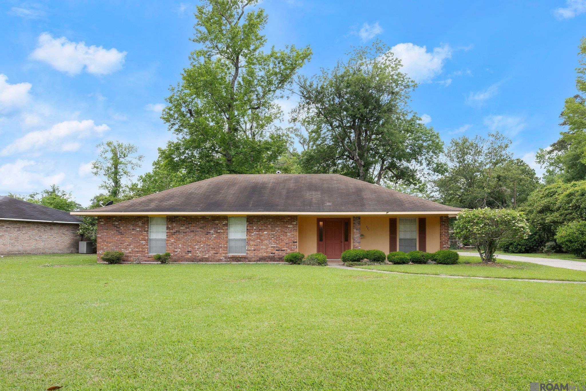 Property Photo: 921 Jane Dr LA 70726