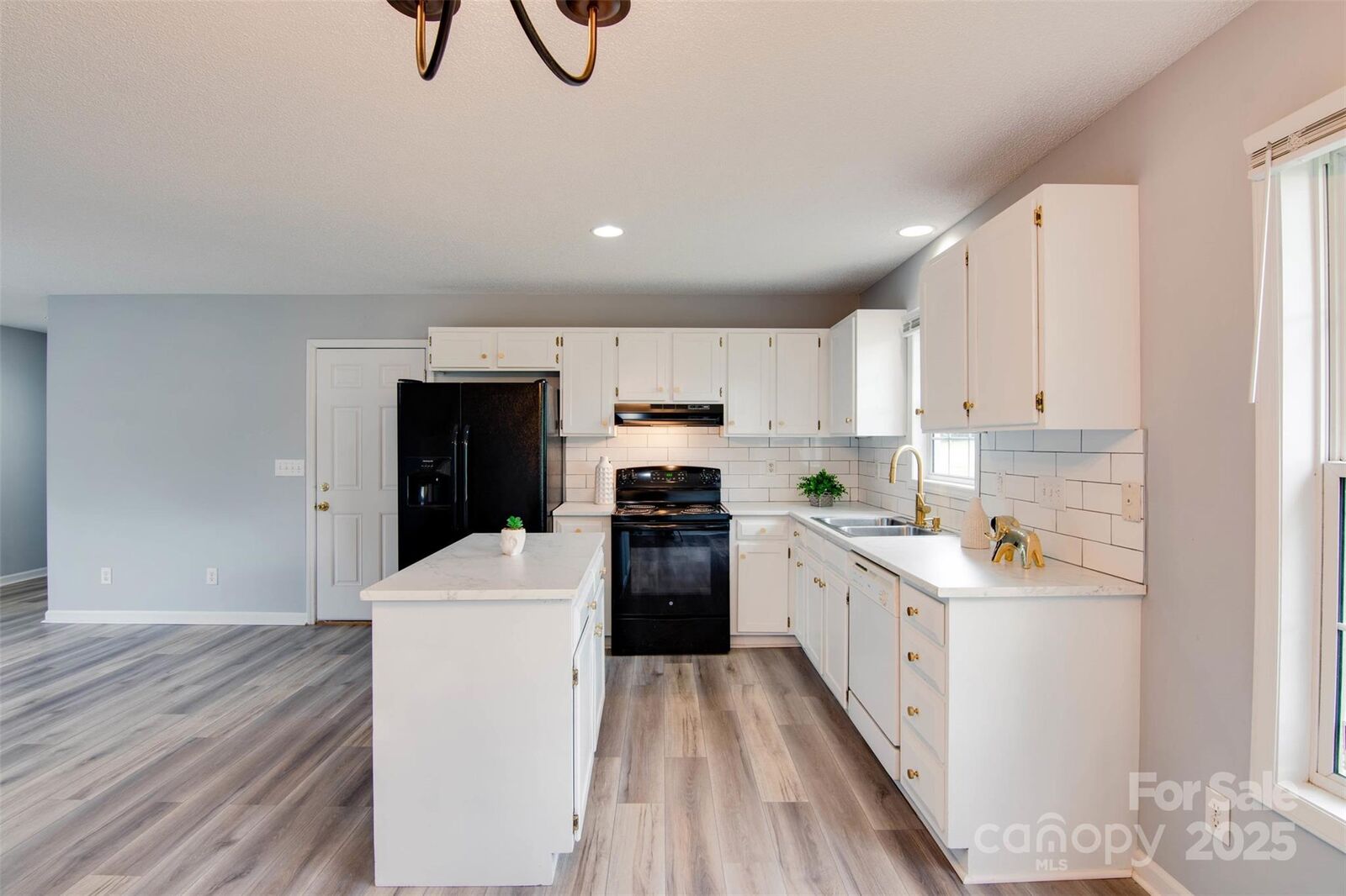 Property Photo:  301 Walkers Ridge Drive  NC 28152 
