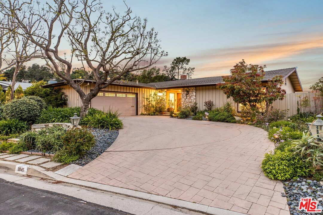 3045 Dona Susana Dr  Studio City CA 91604 photo