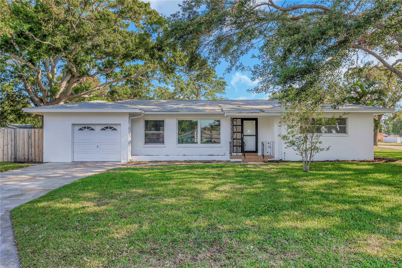 Property Photo: 1432 S Keene Road FL 33756