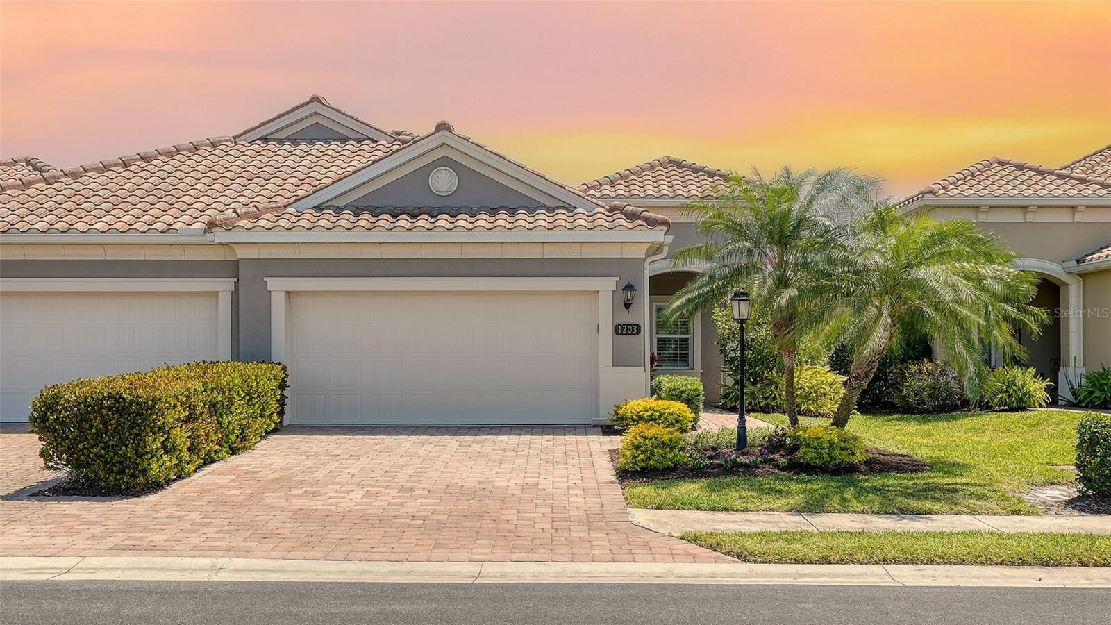 Property Photo: 1203 Calle Grand Street FL 34209