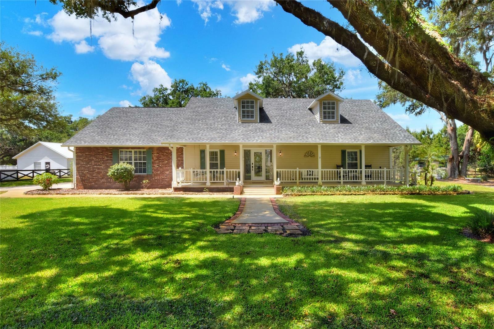 Property Photo: 930 Country Oaks Lane FL 33810