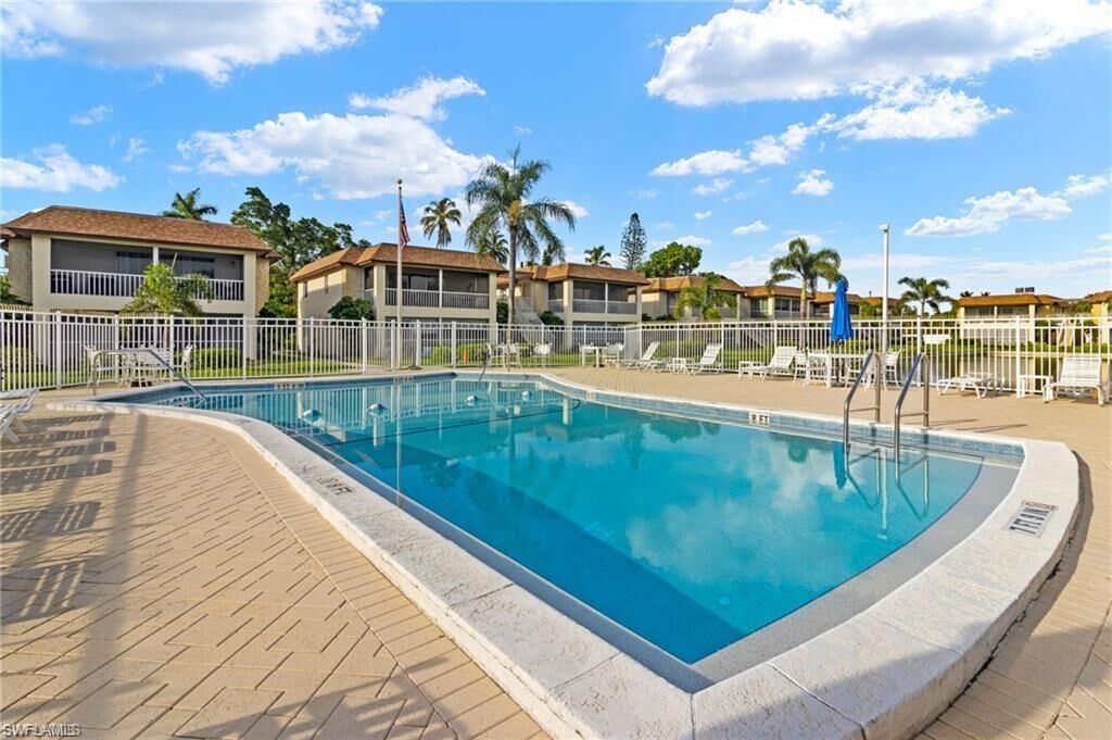 Property Photo: 1155 Sandpiper St E1 FL 34102