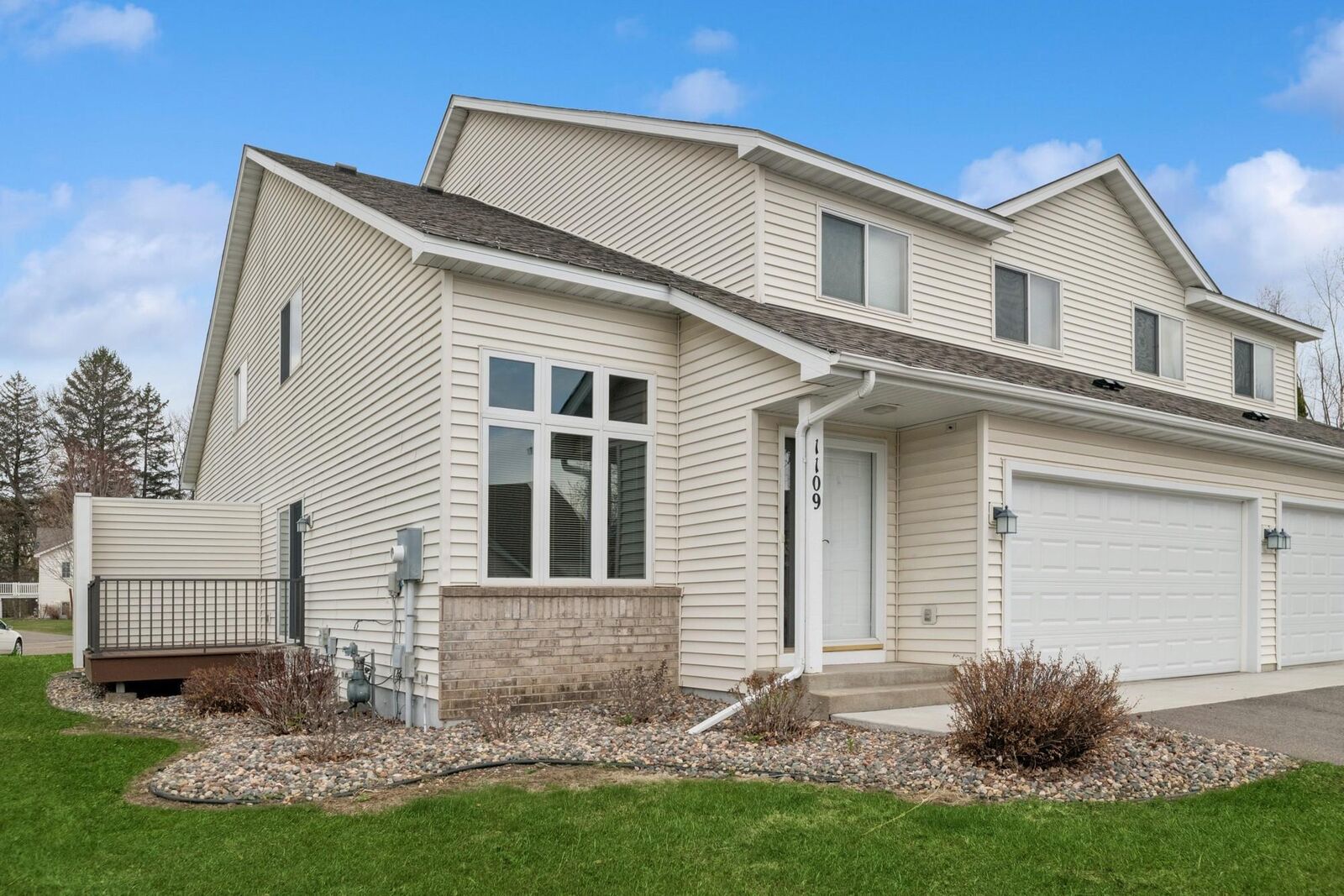 Property Photo:  1109 Hawthorne Court  MN 55057 