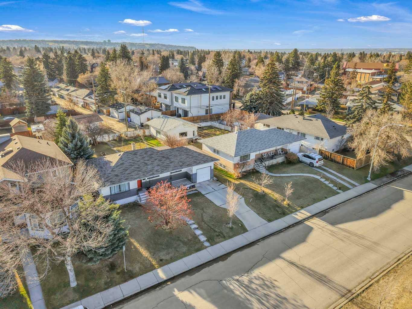 Photo de la propriété: 635 &Amp 639 Poplar Road SW AB T3C 2Z0