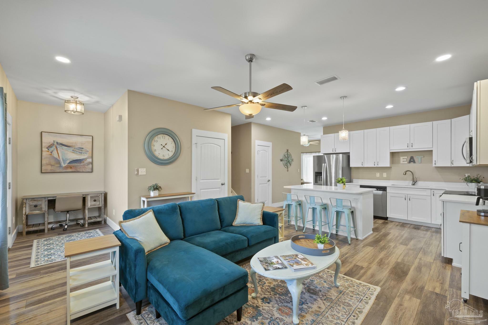 Property Photo: 1621 E Cervantes St FL 32501