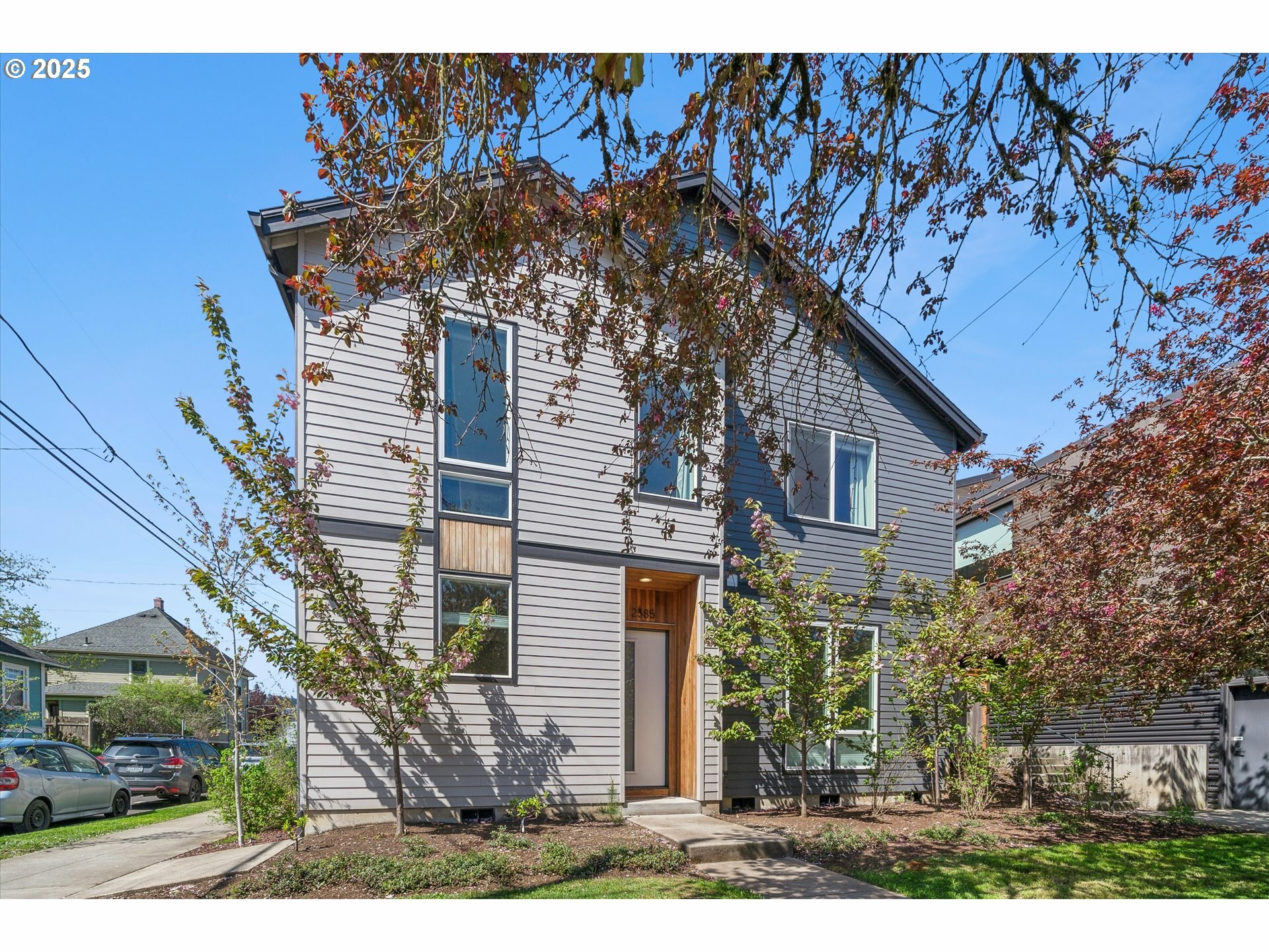 Property Photo: 2585 SE 13th Ave OR 97202