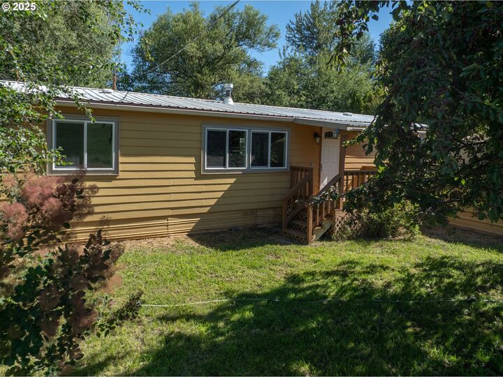 Property Photo:  426 Hogans Aly  OR 97021 
