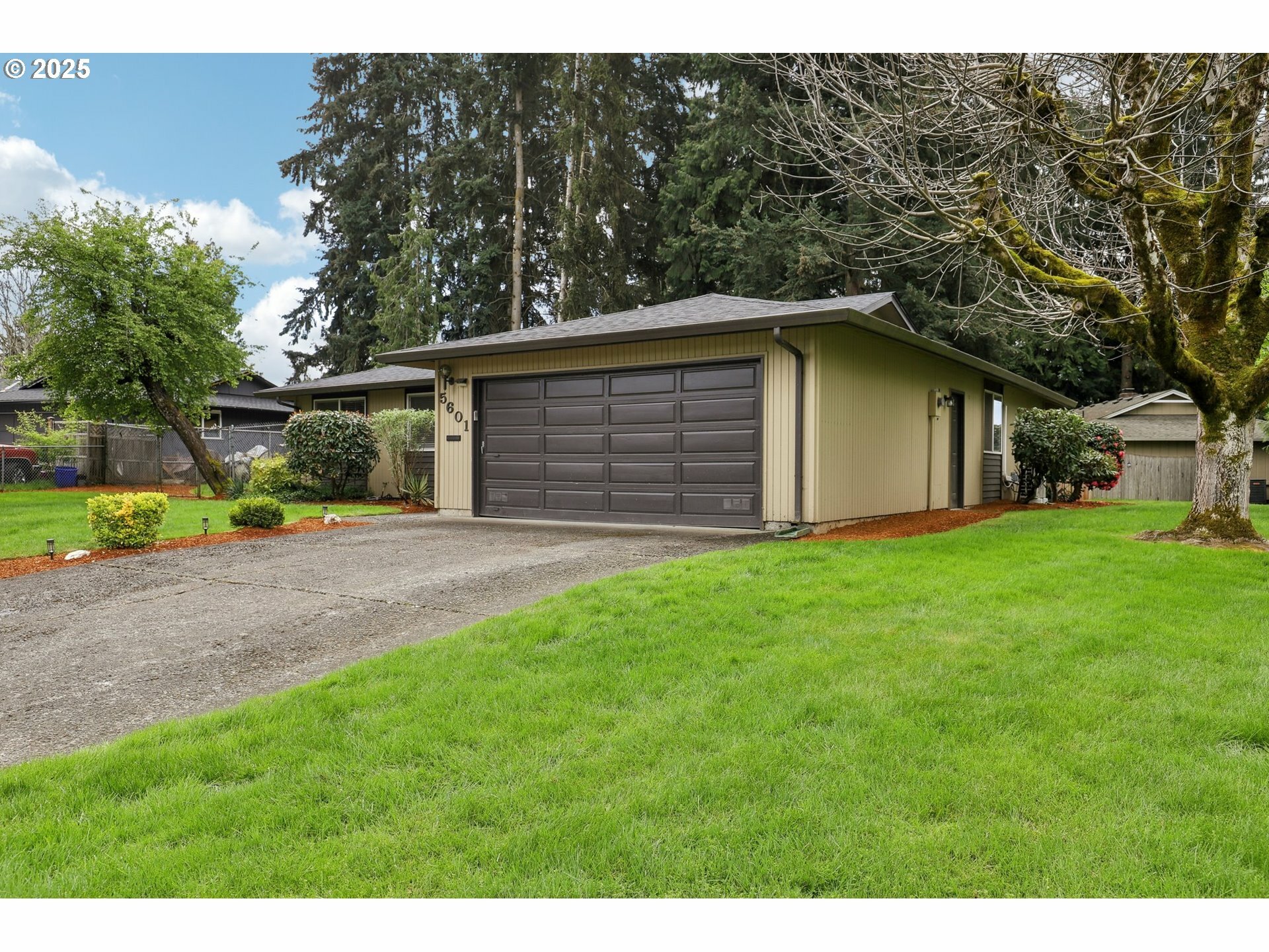 Property Photo: 5601 NE Issler St WA 98661