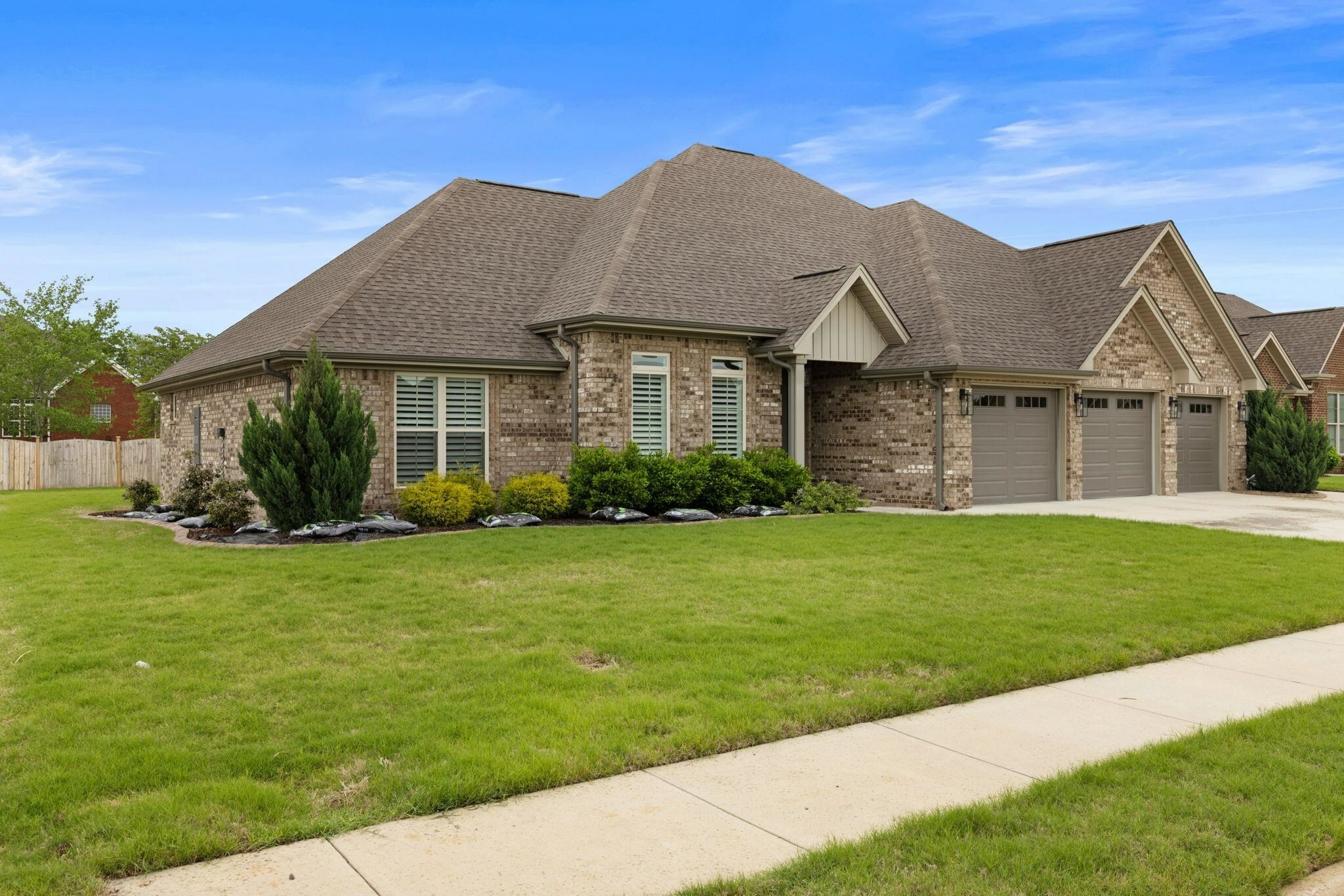 Property Photo: 302 Magnolia Dr AL 35661 - MUSCLE S