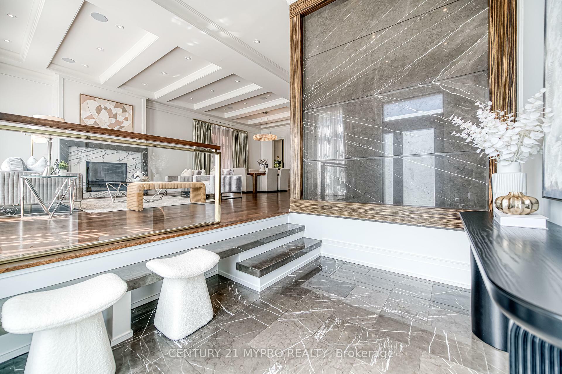Property Photo:  26 Strathearn Boulevard  ON M5P 1S7 