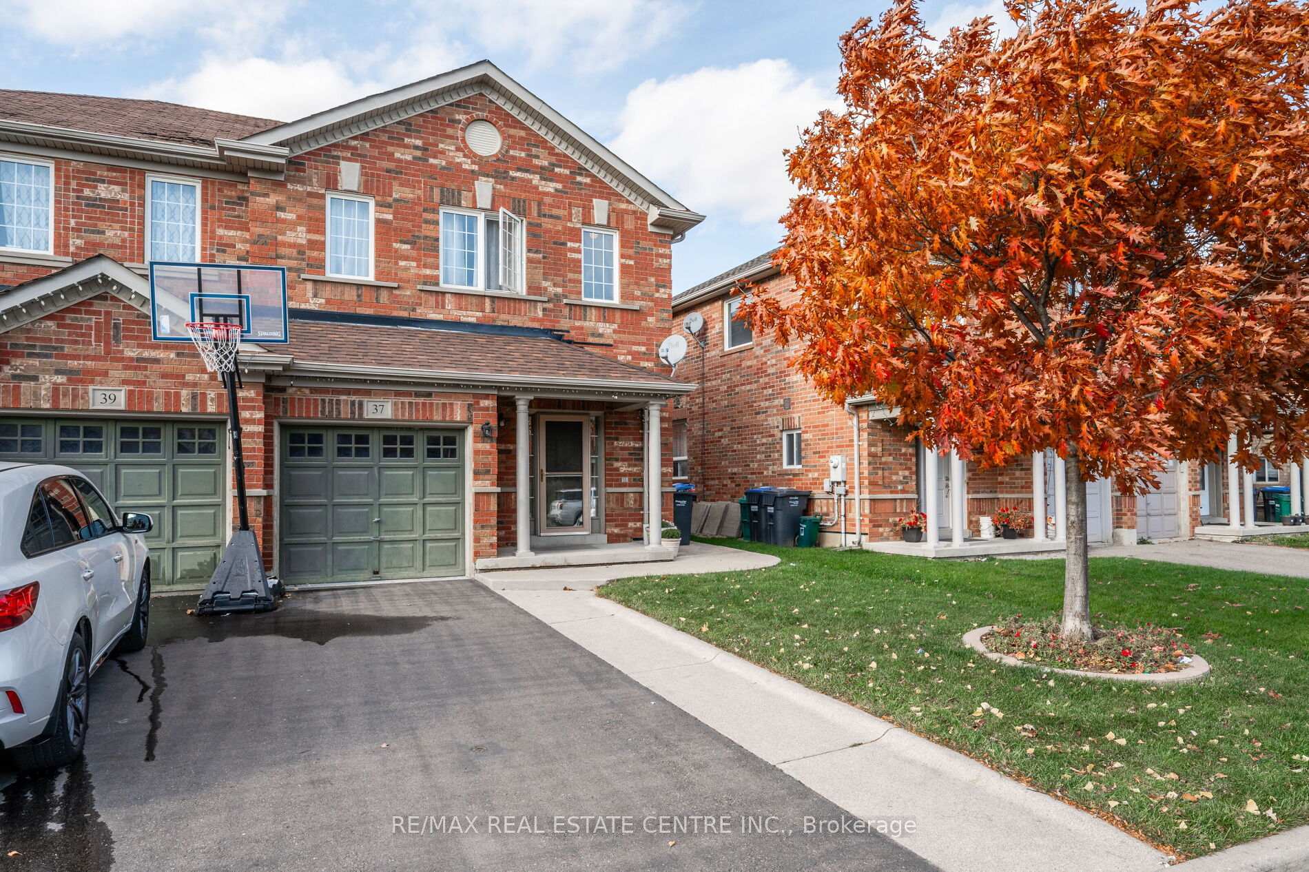 Property Photo: 37 Hollingsworth Circle ON L7A 0J7
