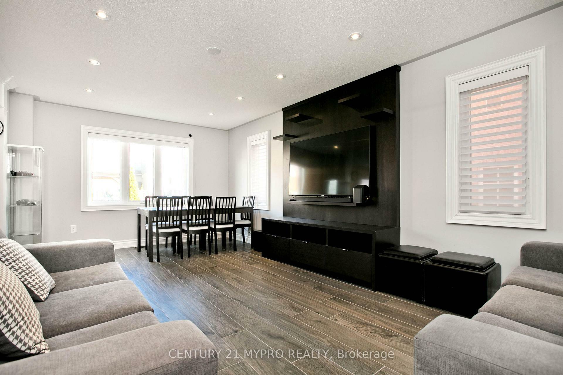 Property Photo: 18 River Ridge Boulevard ON L4G 7V4