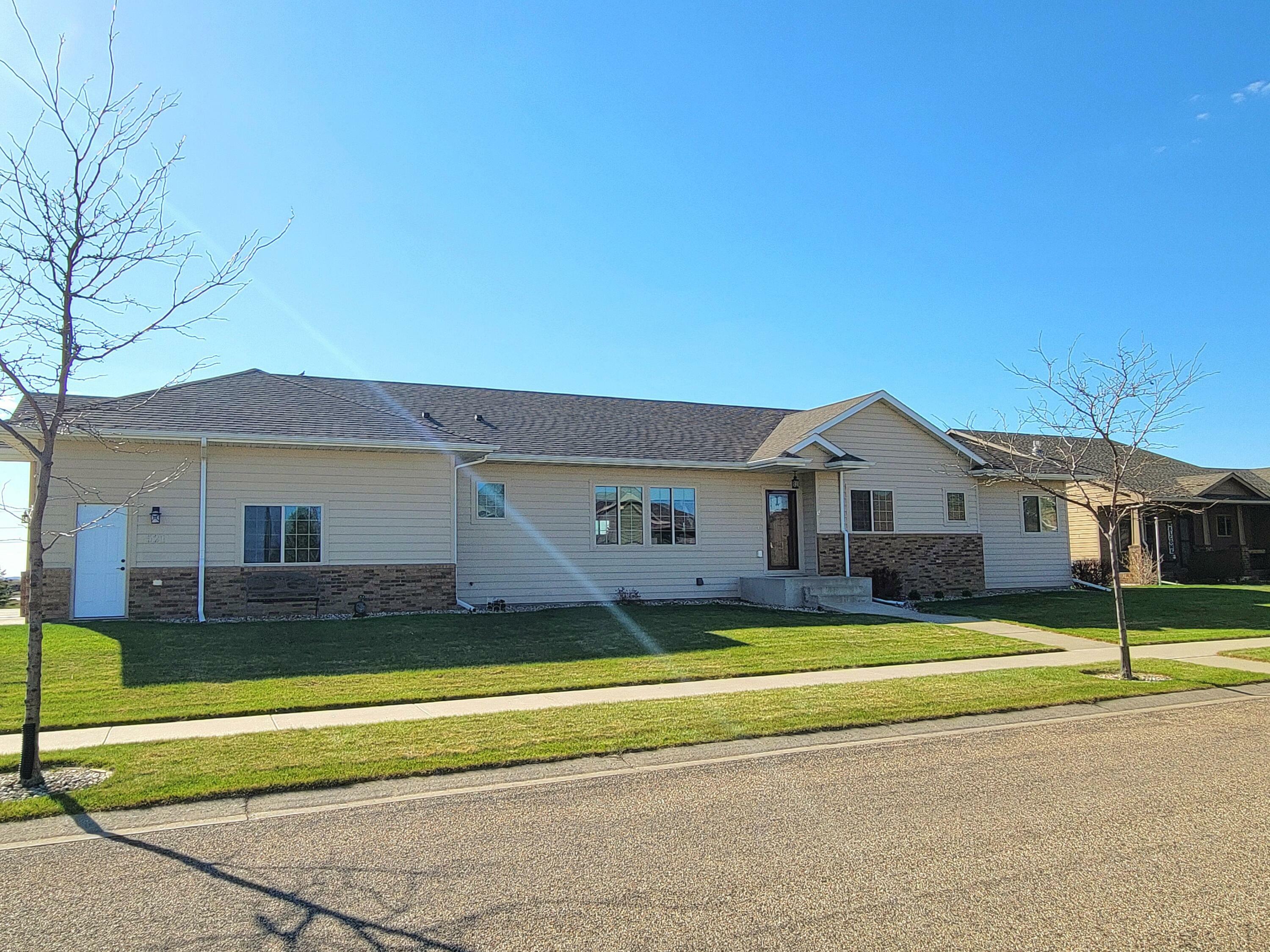 Property Photo: 521 W Palmer Cir SD 57401