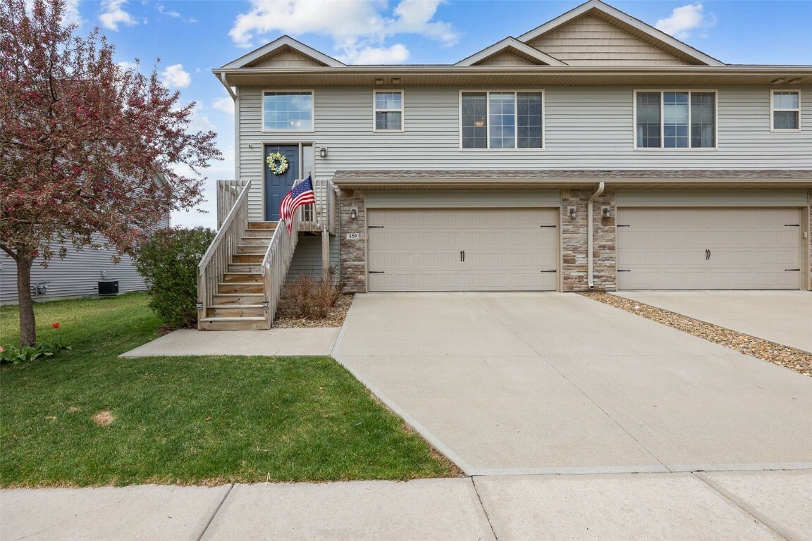 Property Photo: 459 Bainberry St IA 52340