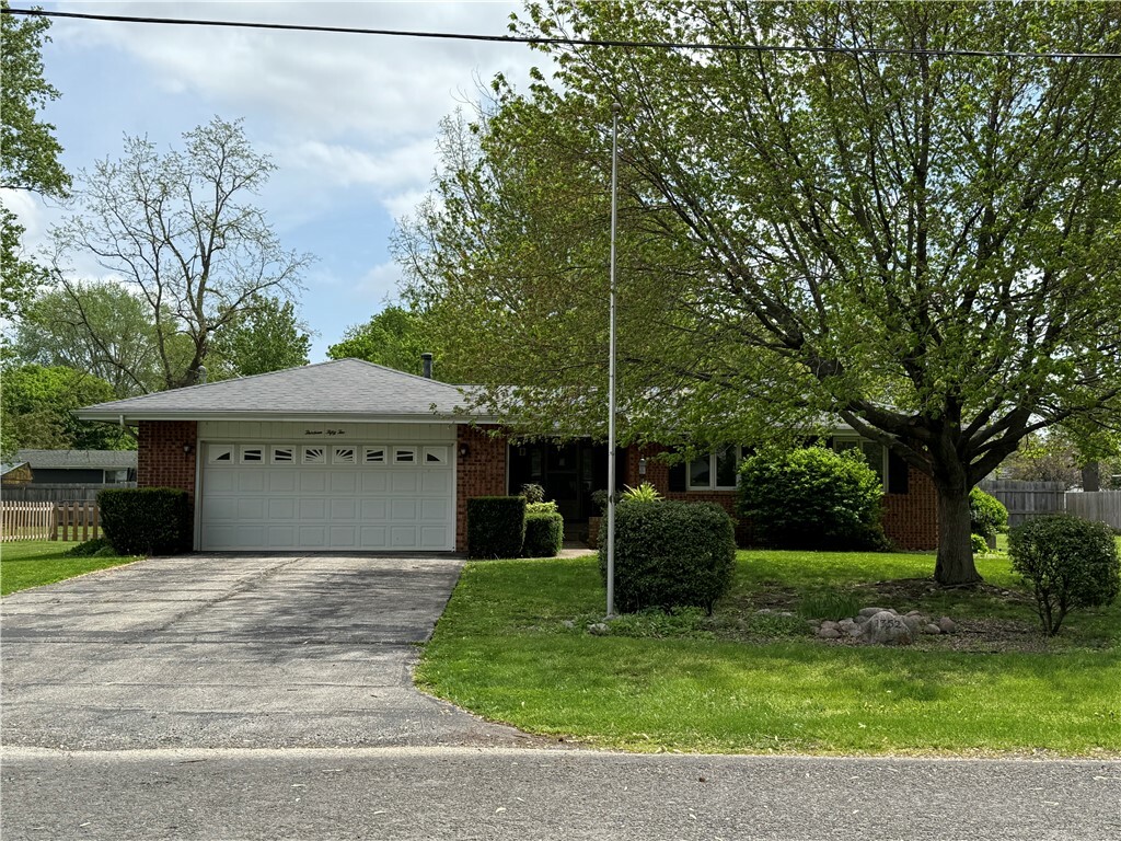 1352 N Lawrence Avenue  Taylorville IL 62568 photo