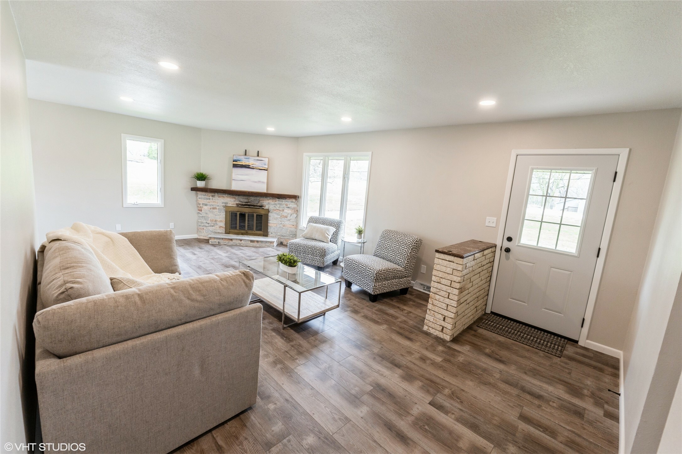 Property Photo: 3856 E Broadway Avenue IA 50317