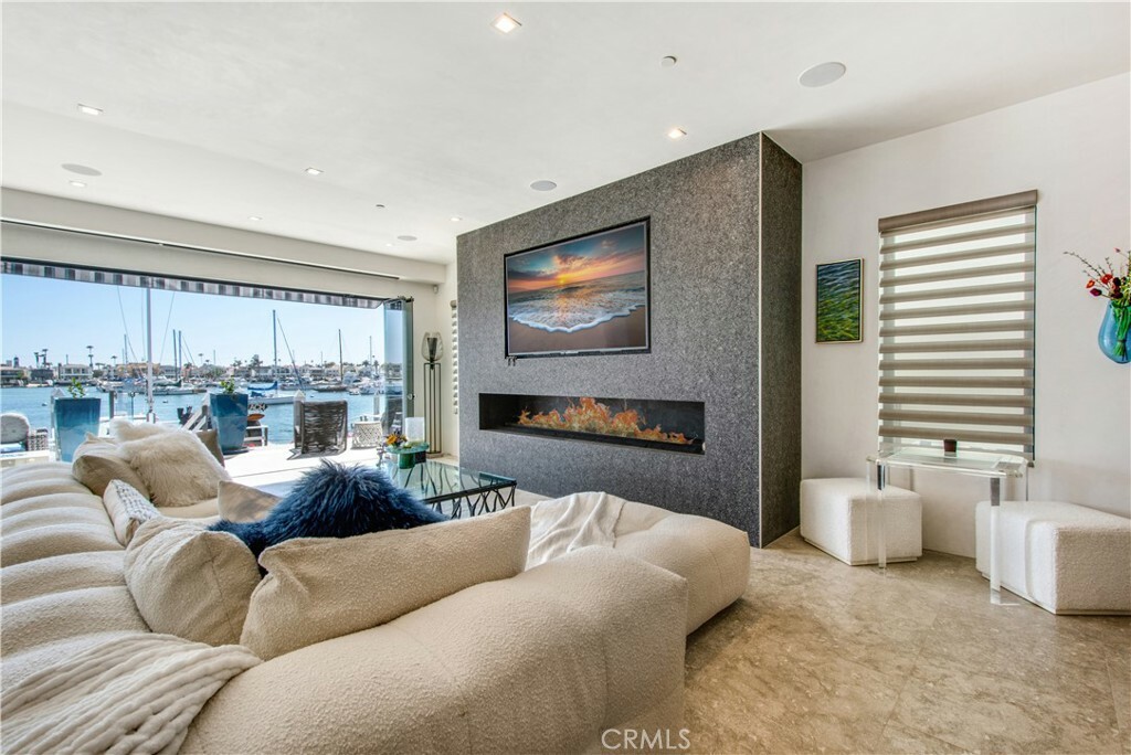 Property Photo:  533 Via Lido Soud  CA 92663 