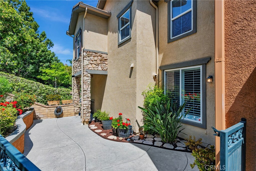 Property Photo: 25632 Via Ventana CA 91381