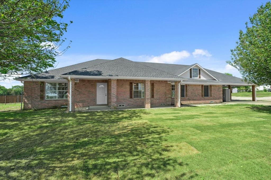 Property Photo: 1631 E Farmers TX 75159