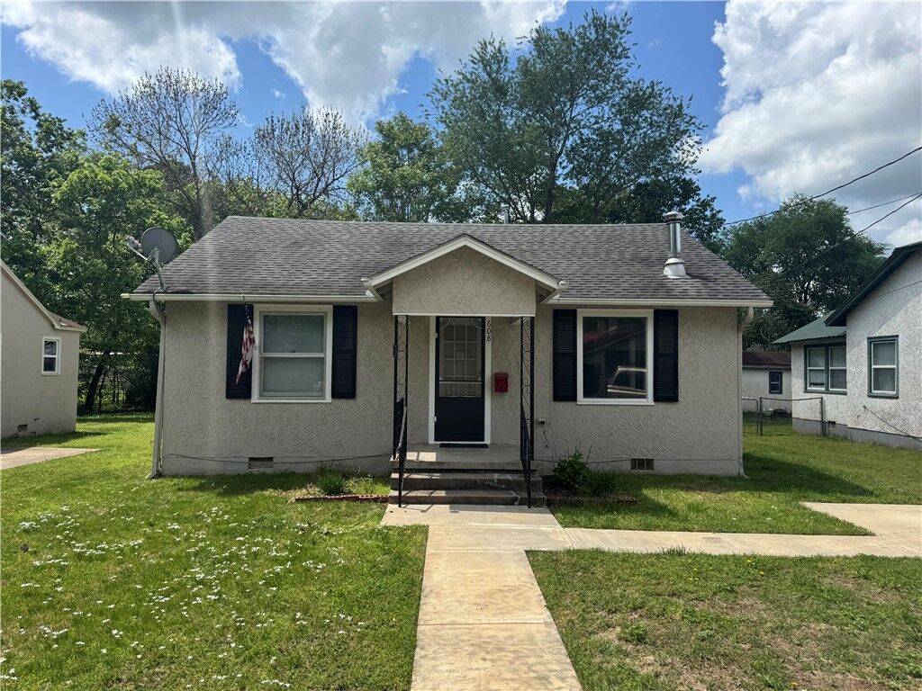 Property Photo:  608 S Maxwell Street  AR 72761 