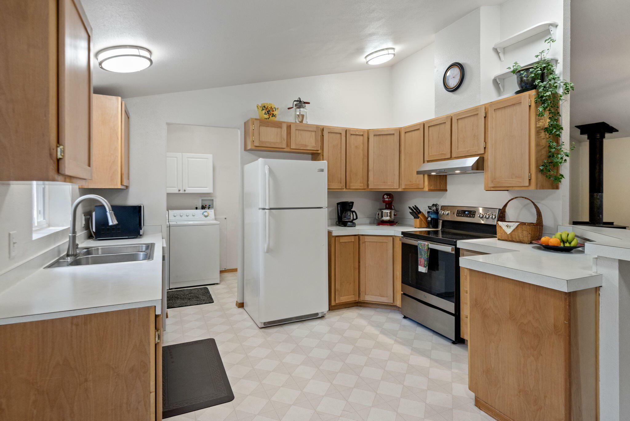 Property Photo: 19175 Apache Road OR 97702