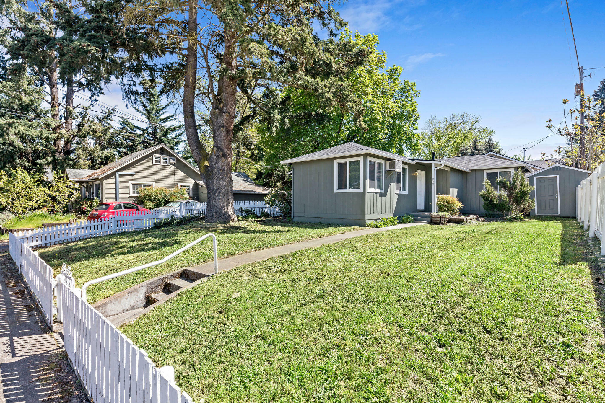 Property Photo: 858 E 9th Street OR 97504