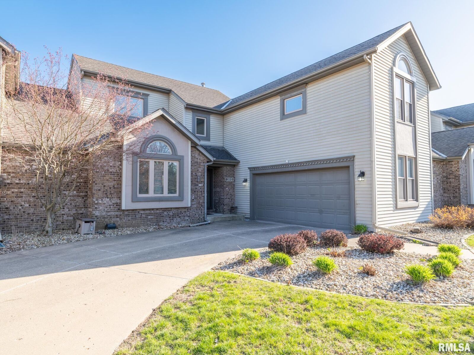 Property Photo: 2812 W Willowlake Drive IL 61614