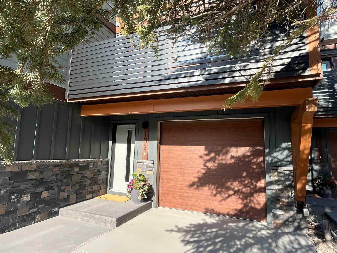 Property Photo: 1413 Mountain Avenue 102 AB T1W 1M3