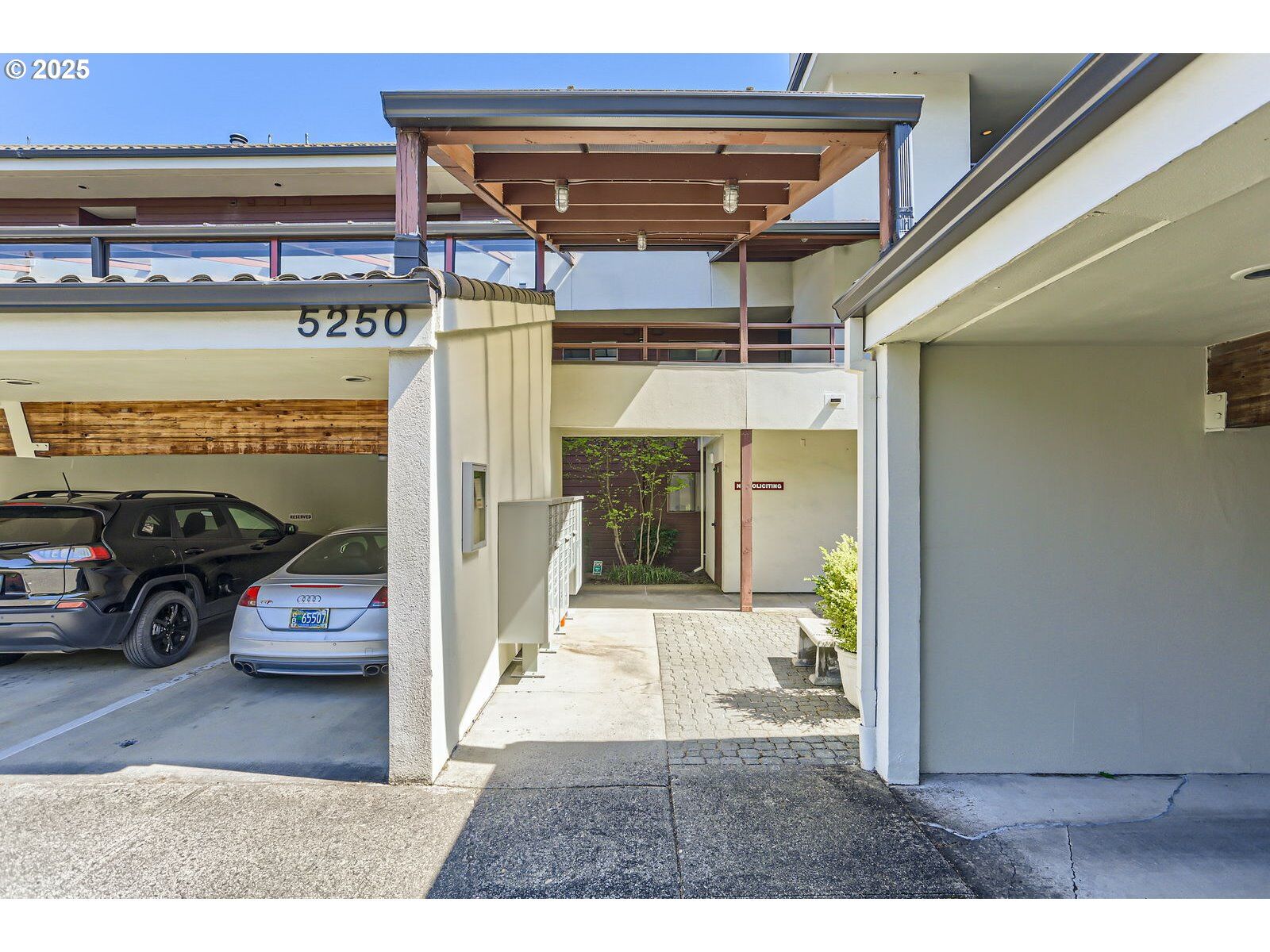 Property Photo: 5250 S Landing Dr 305-B1 OR 97239