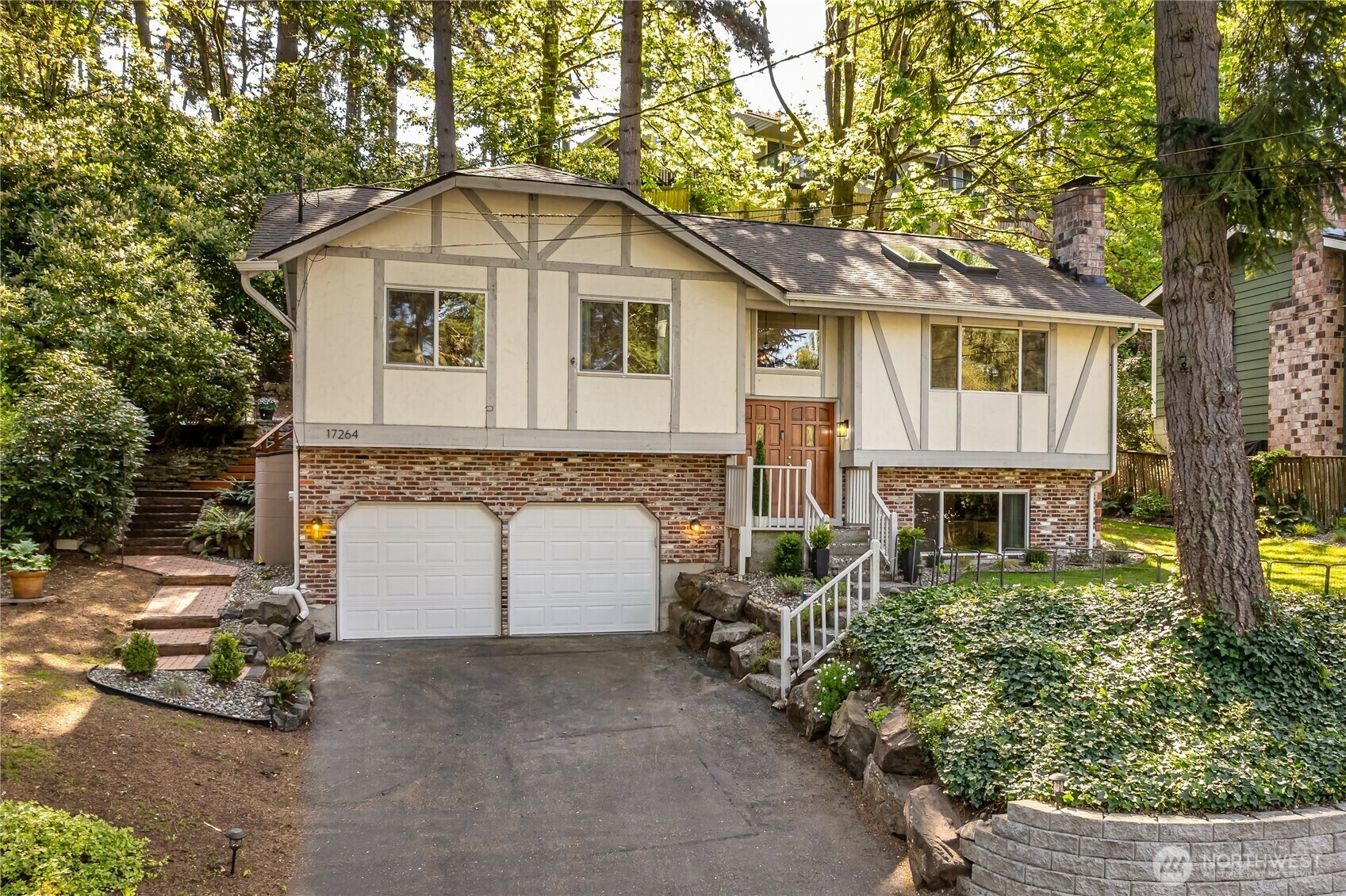 Property Photo: 17264 Greenwood Place N WA 98133