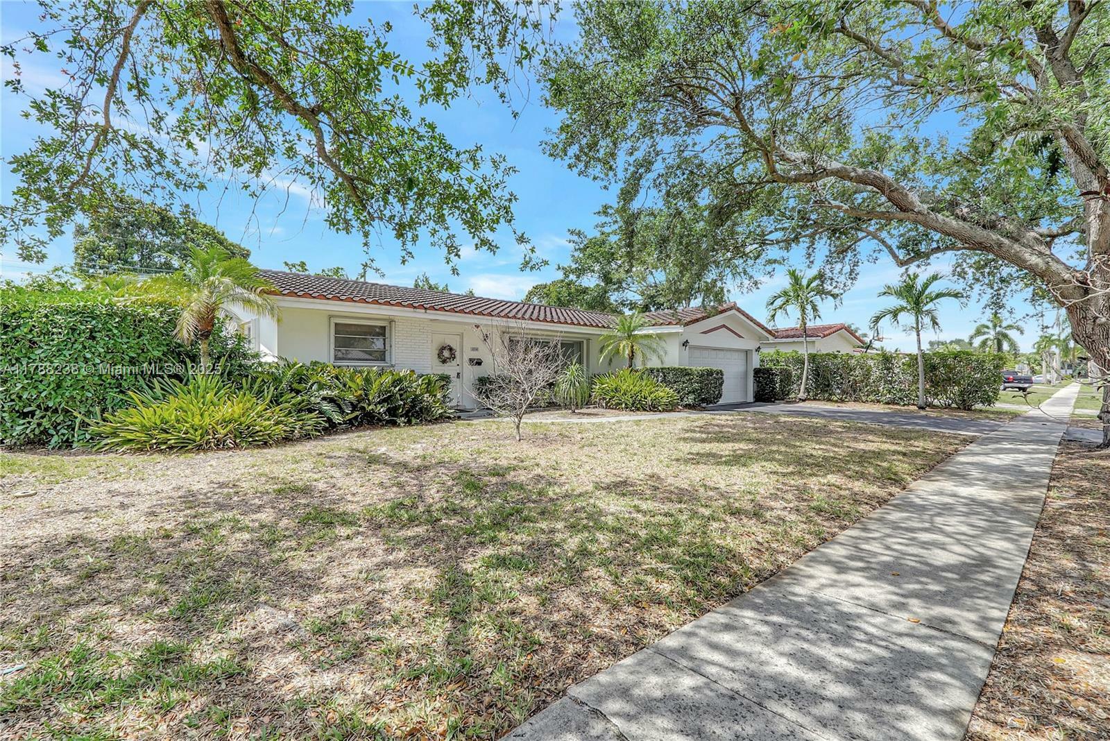Property Photo: 5220 Monroe St FL 33021