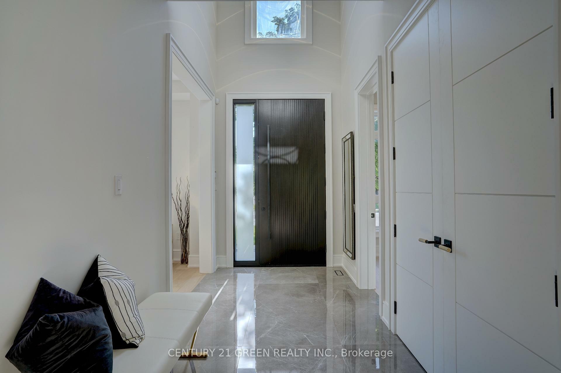 Photo de la propriété: 49 Grantbrook Street ON M2R 2E8