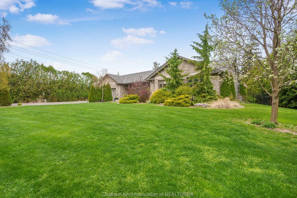 Photo de la propriété: 21945 Communication Road ON N7M 5J4