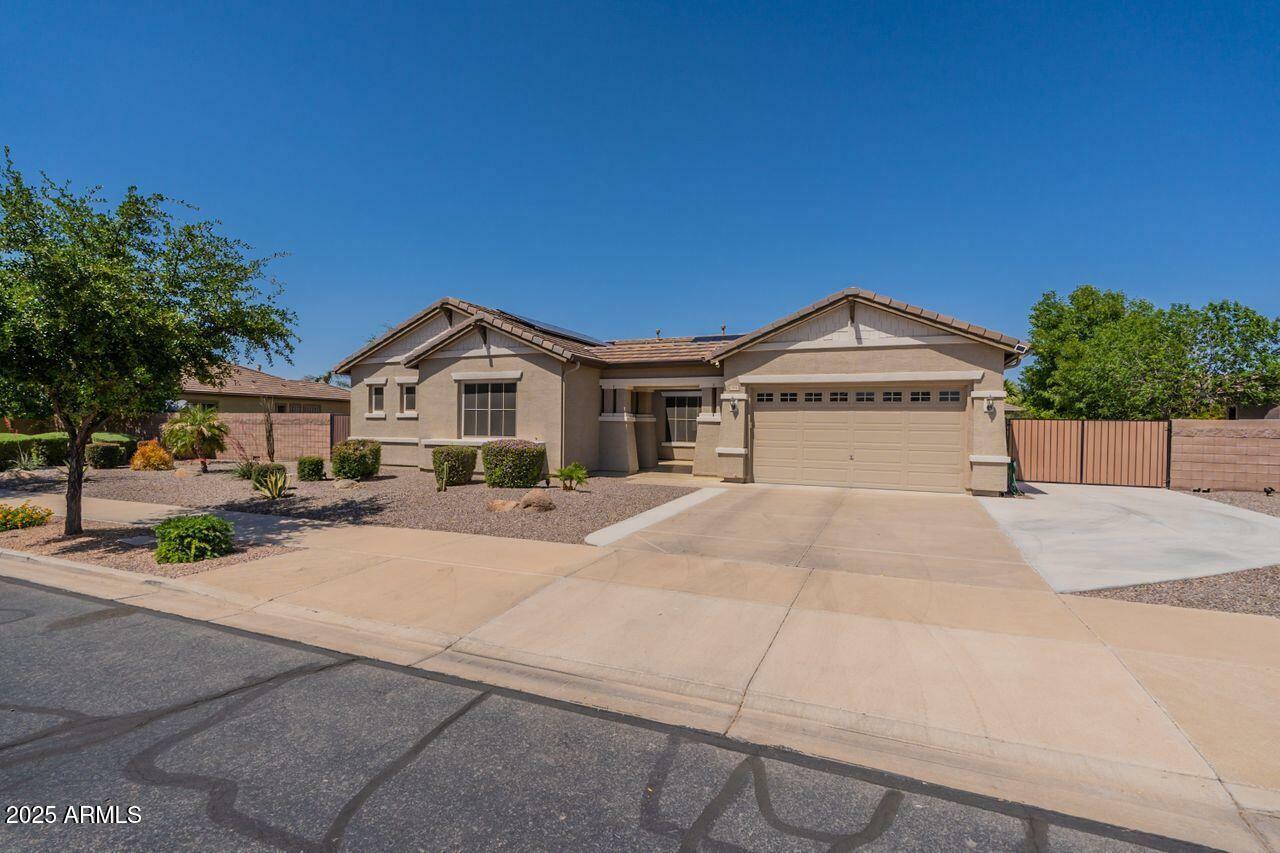 Property Photo: 19042 E Arrowhead Trail AZ 85142