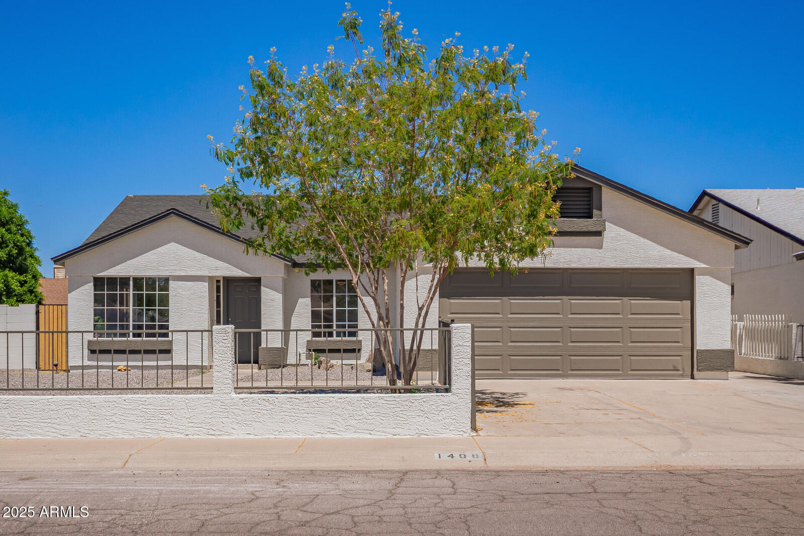 Property Photo: 1408 E Carson Road AZ 85042