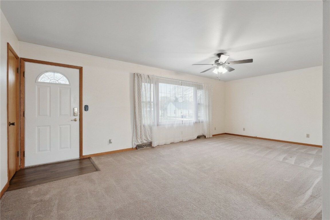 Property Photo: 913 E 2nd St IA 52349