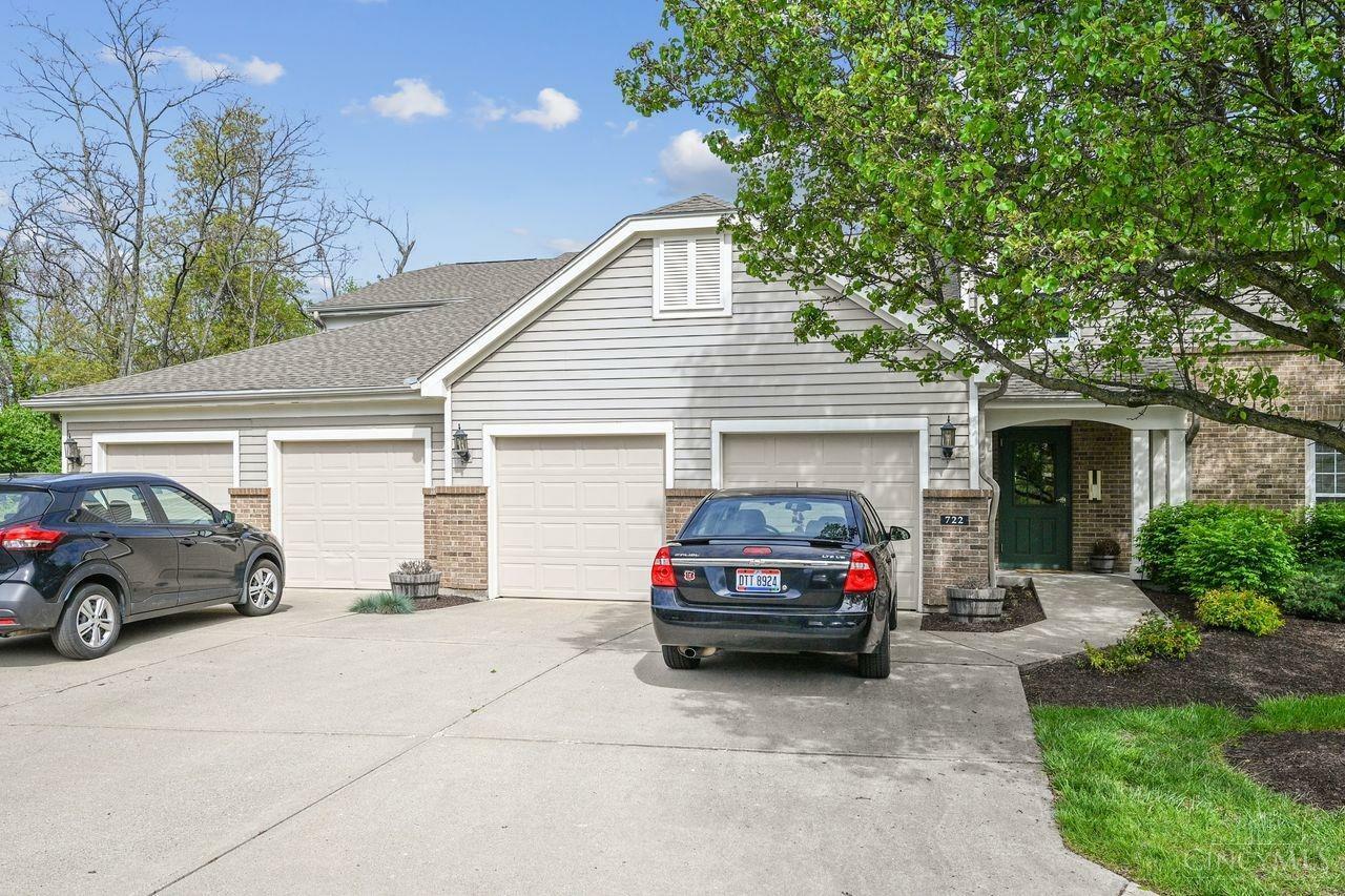 Property Photo: 722 Castlegate Lane OH 45231