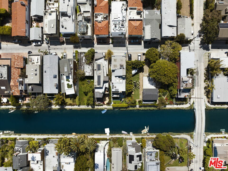 Property Photo: 410 Linnie Canal CA 90291