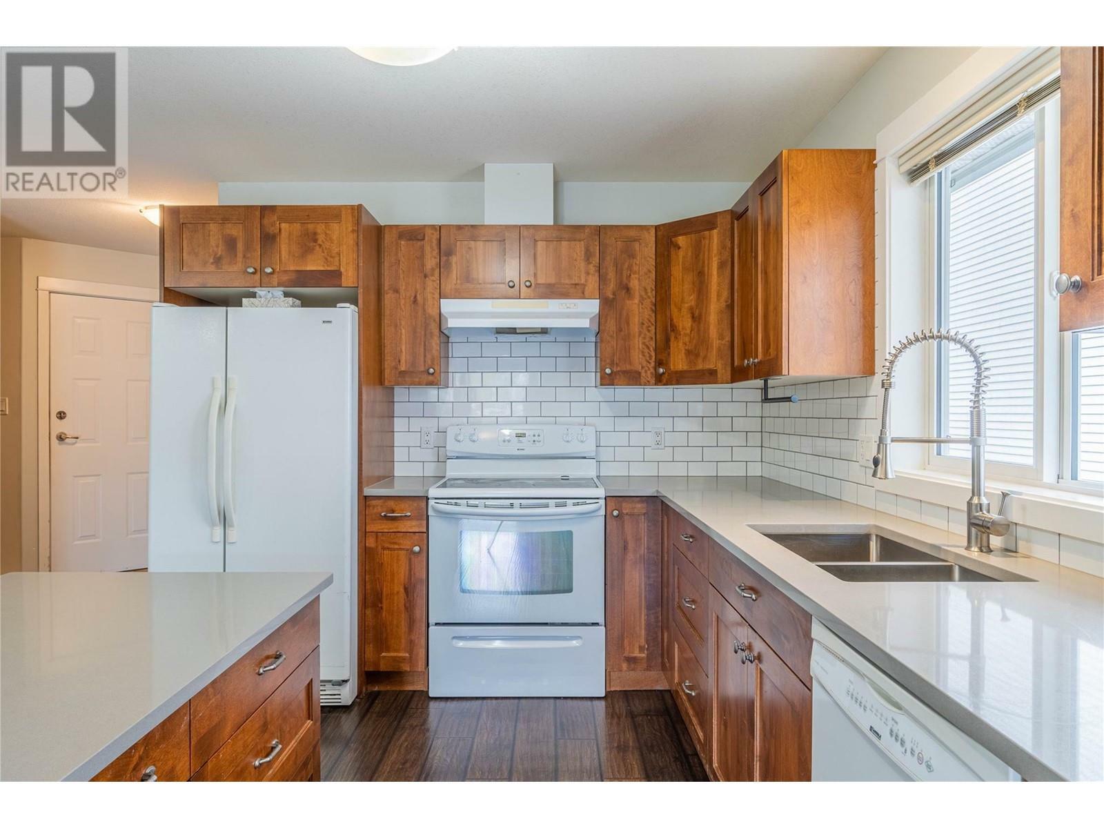 Property Photo: 1836 Greenfield Avenue 33 BC V2B 8T2
